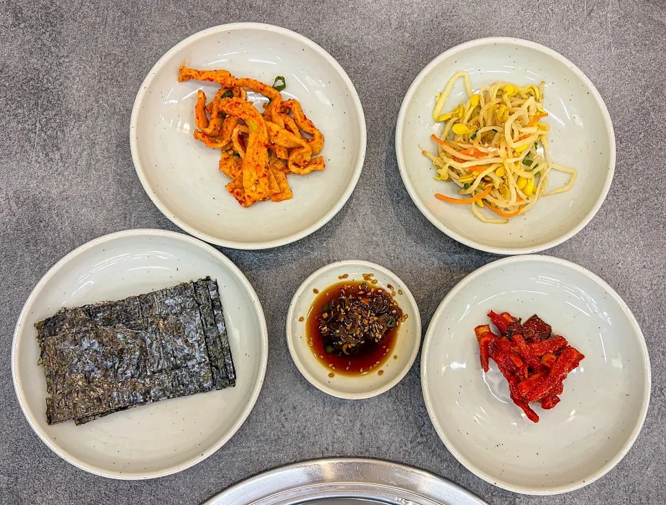 갈비김치전골 2인분과 기본 반찬 한 상