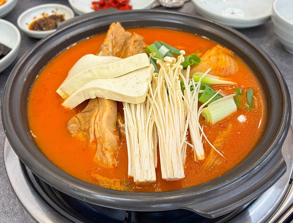 끓이기 전 갈비김치전골 냄비