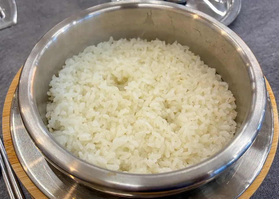갓 지어 나온 솥밥