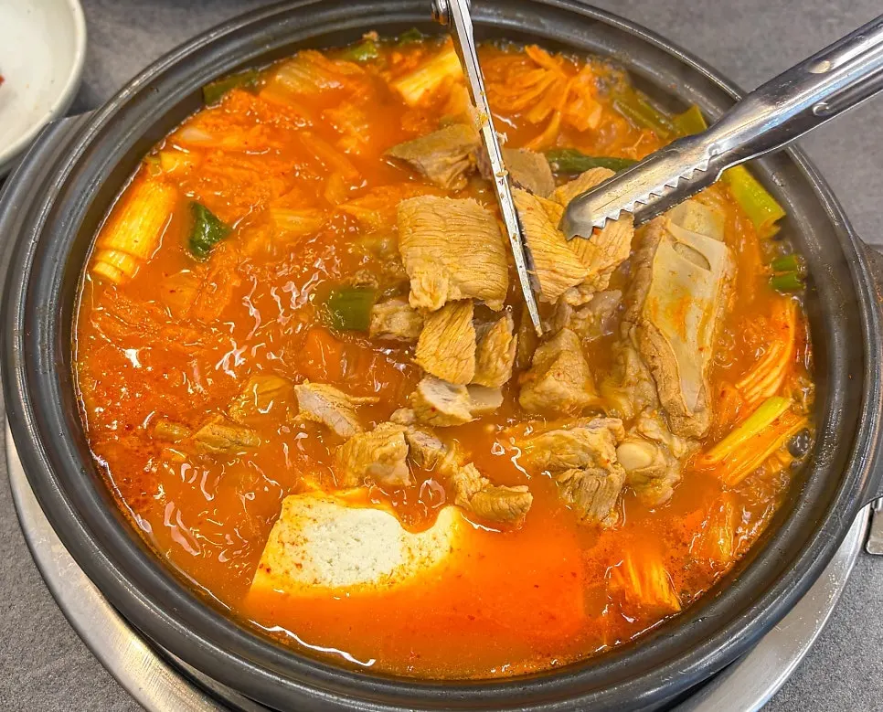 먹기 좋게 자른 갈비김치전골 고기