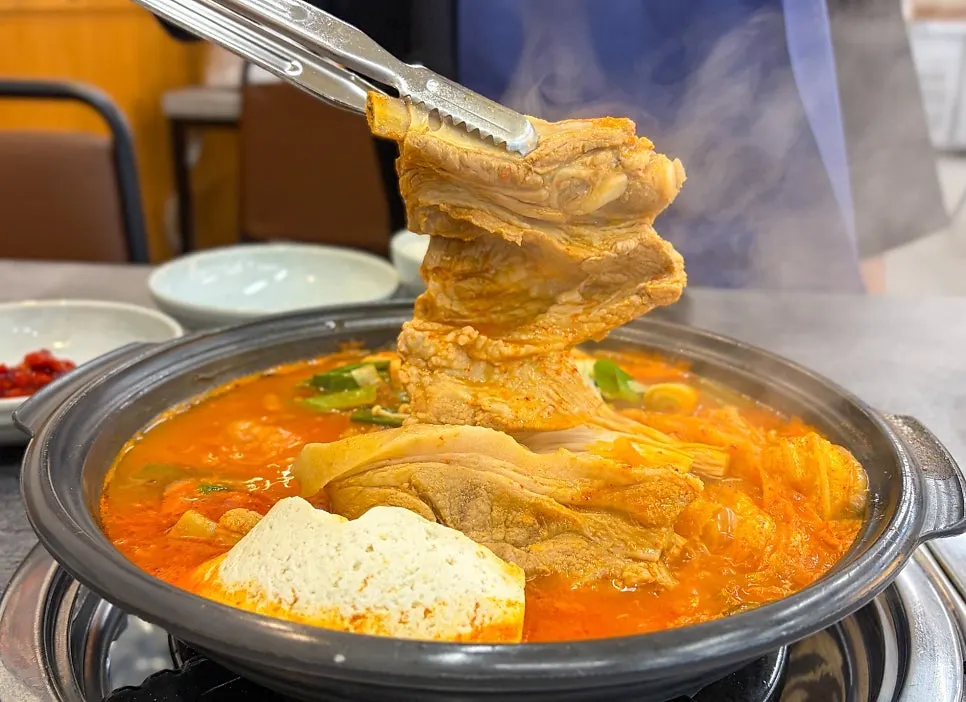 살집이 붙은 갈비와 통김치가 들어간 전골