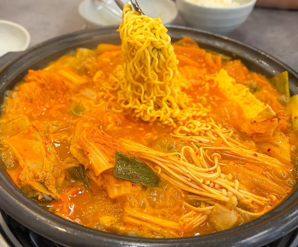 라면사리를 넣어 진해진 갈비김치전골