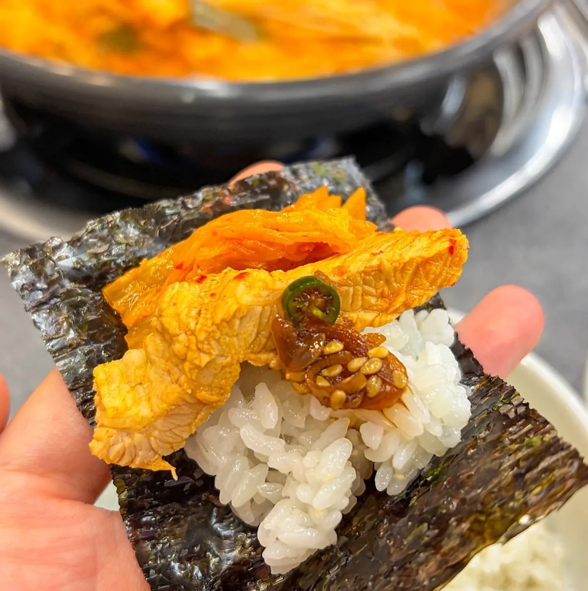 김치에 돌돌 싼 라면사리 한 입
