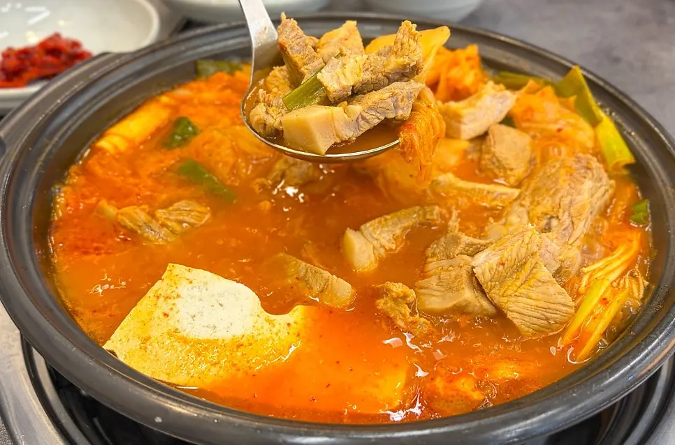 흰쌀밥에 김치와 고기를 올린 김 쌈