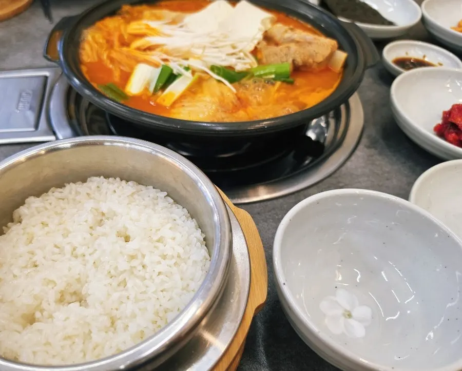 끓고 있는 갈비김치전골 상차림