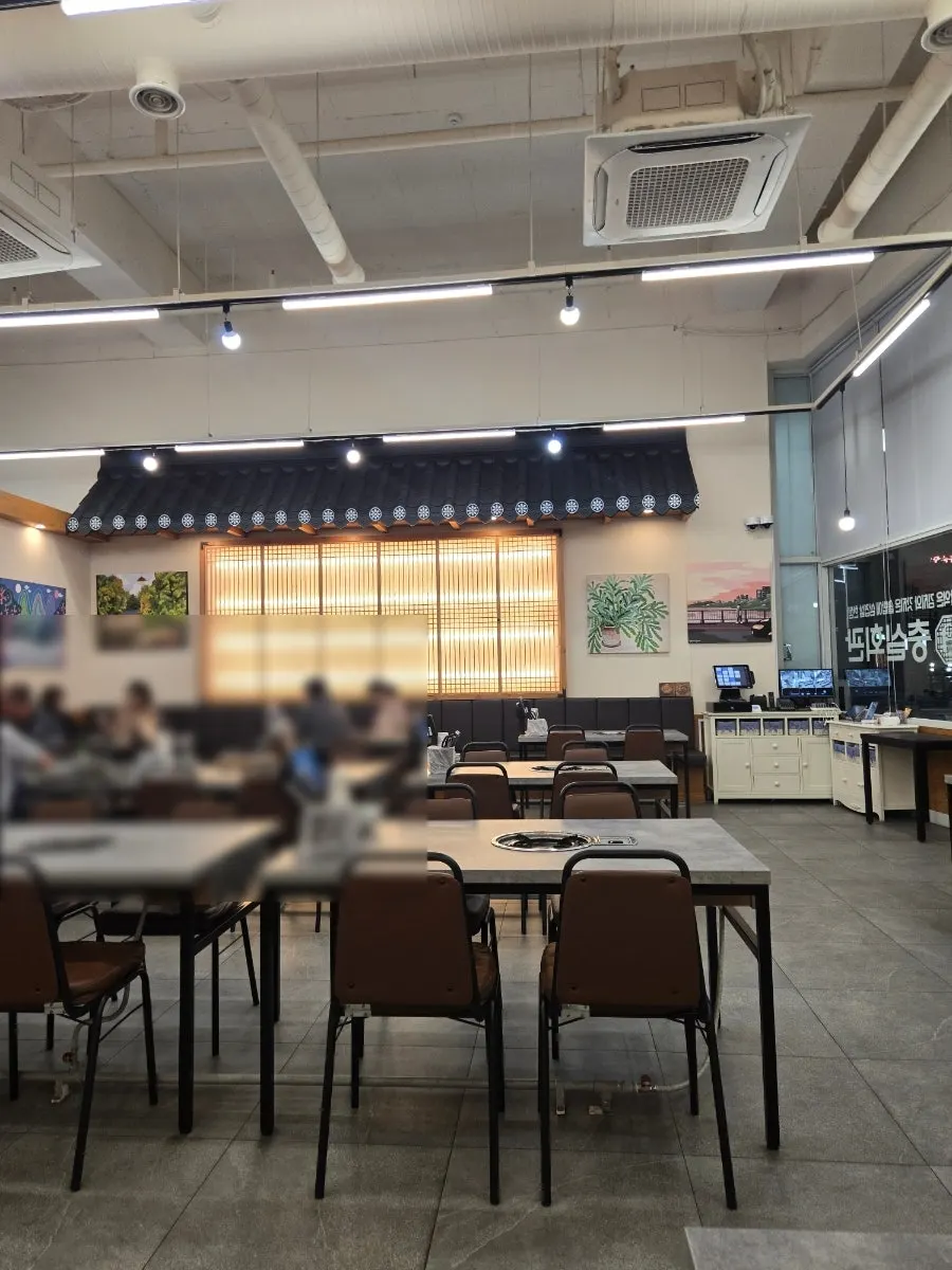 Table being set up at Chung-sil Hoegwan