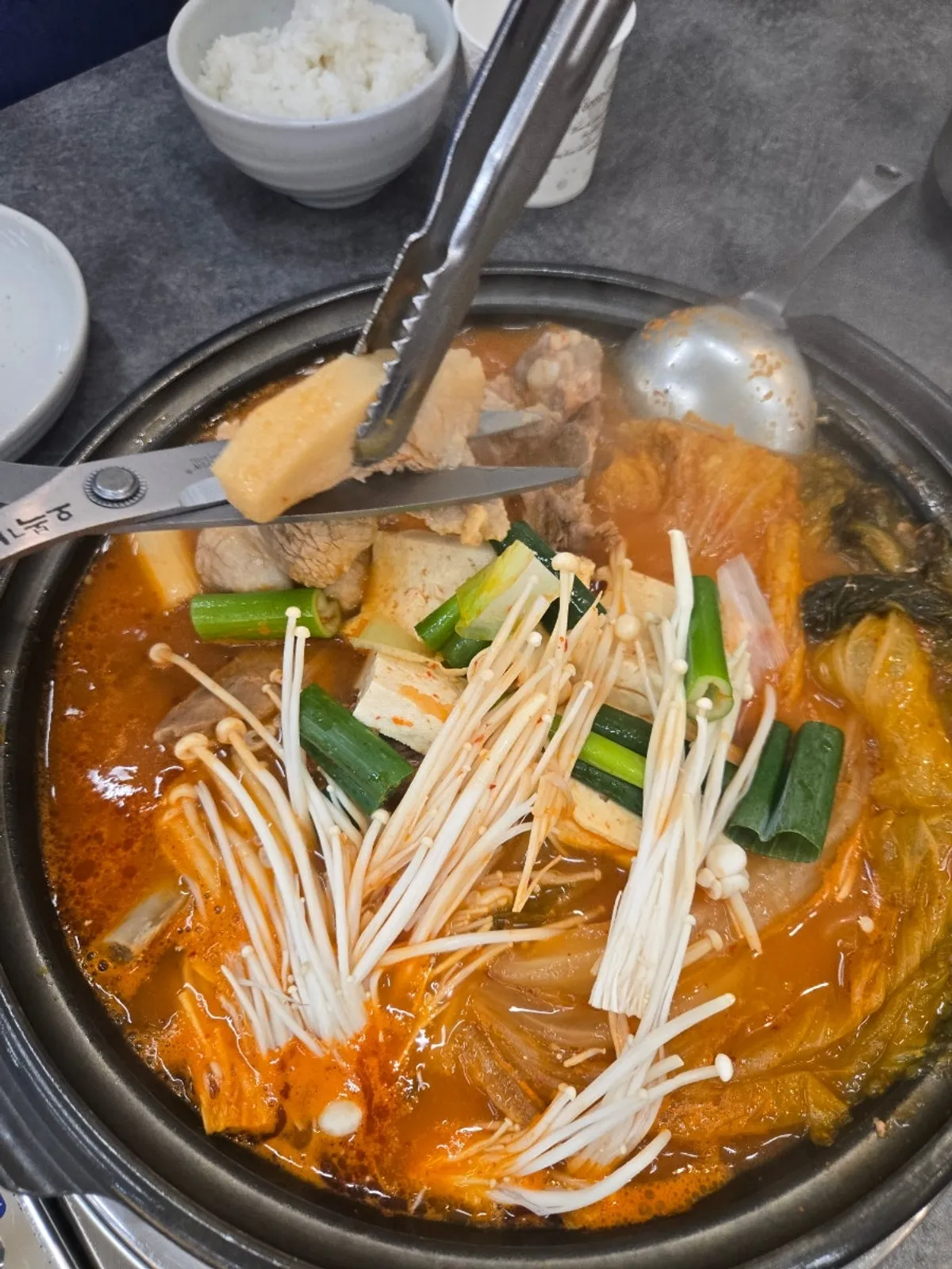 Full table of galbi kimchi jjigae and sotbap at Chung-sil Hoegwan