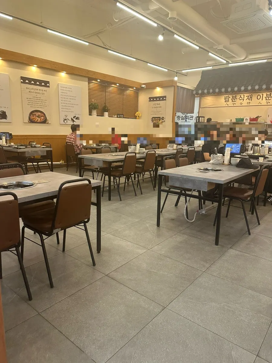 충실회관 입구 주변 모습