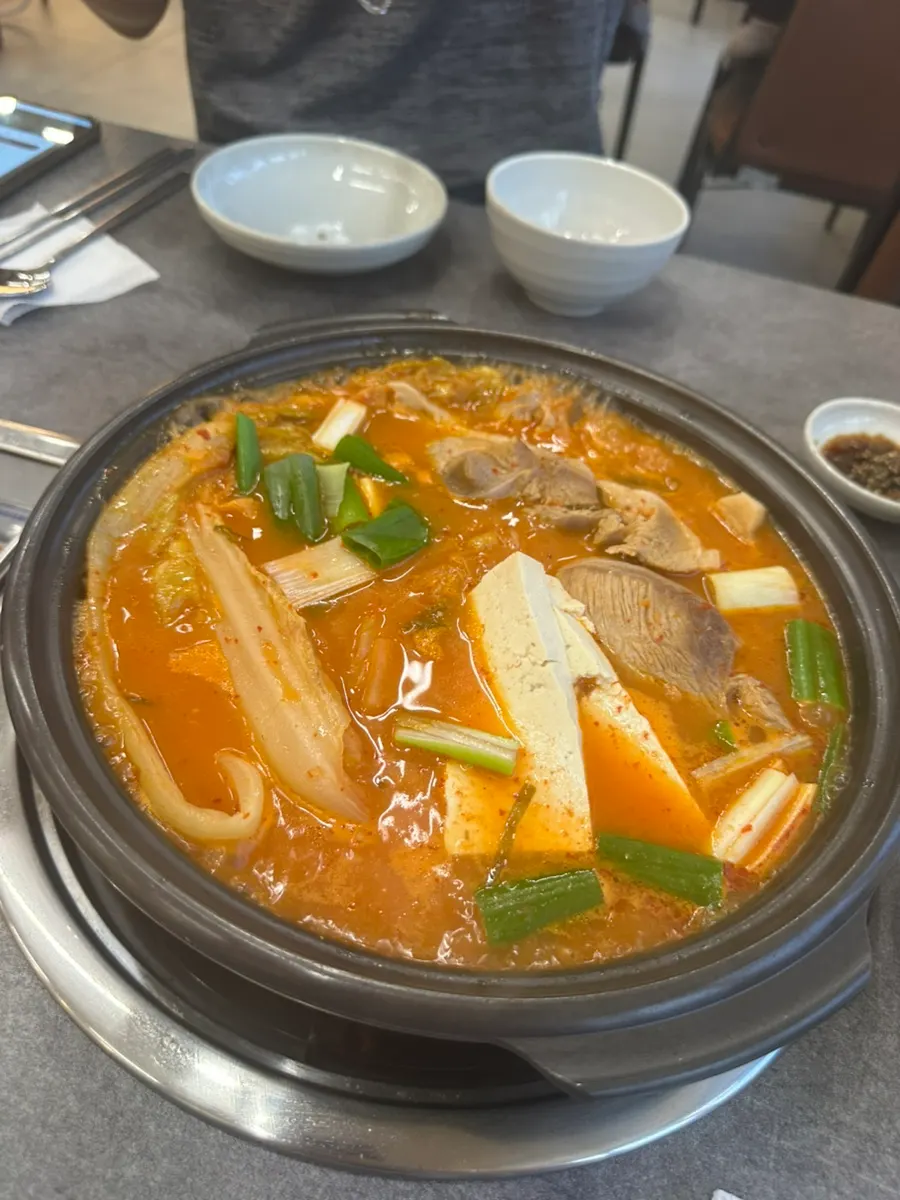 코다리찜 살을 집어 든 모습