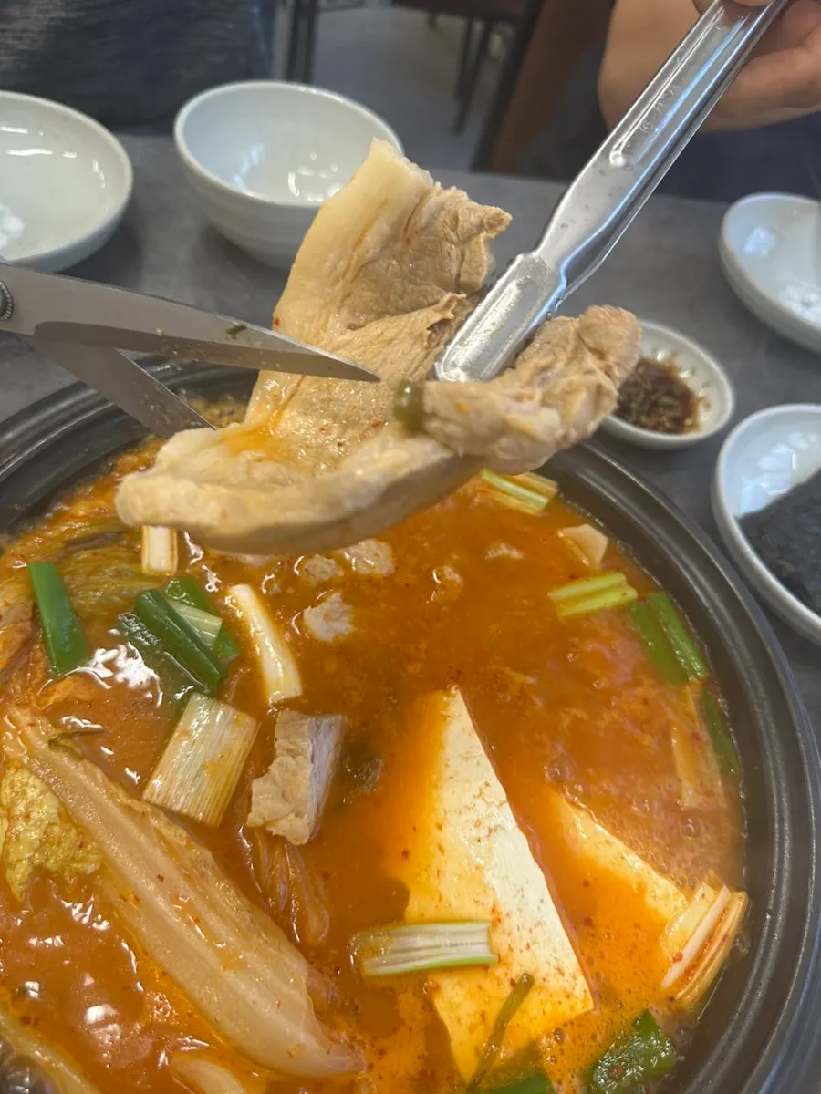 삼겹살 덩이가 보이는 김치찌개