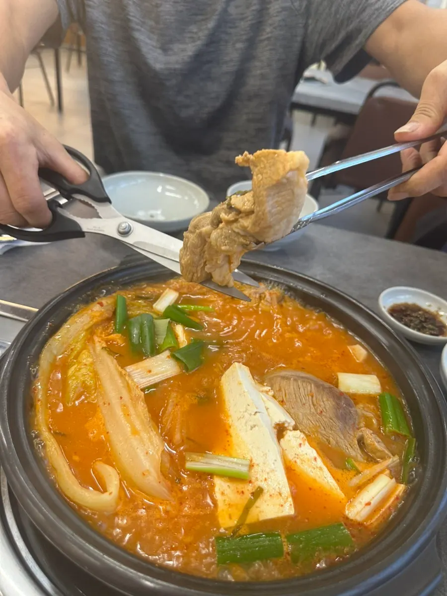 김치찌개 속 큼직한 삼겹살