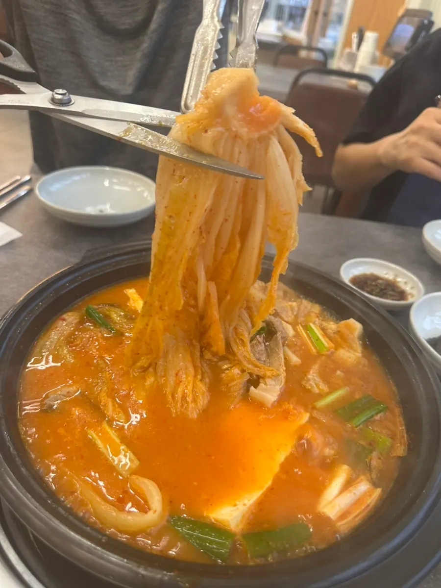 가위로 자른 부드러운 고기