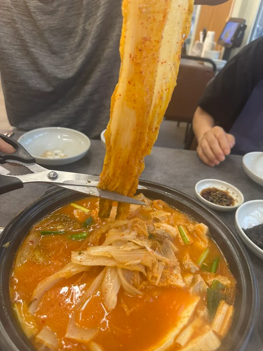 잘라낸 고기와 김치 건더기