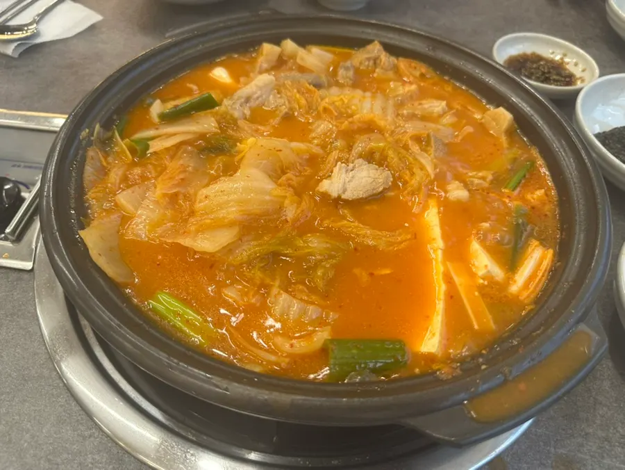두부와 파가 들어간 김치찌개