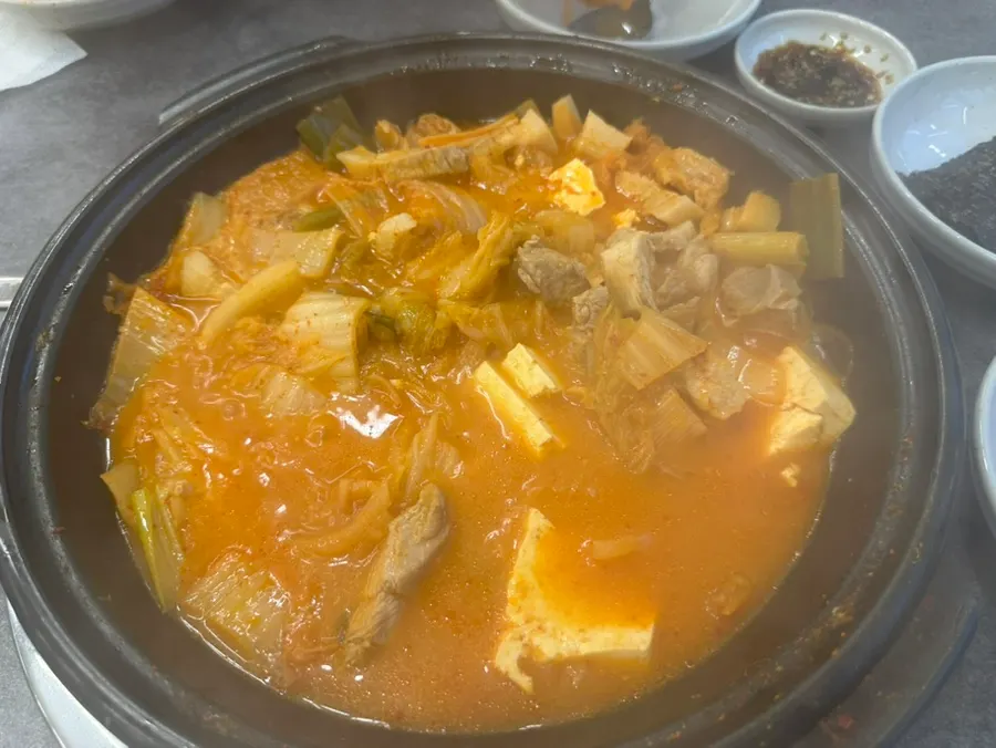 충분히 끓인 얼큰한 김치찌개