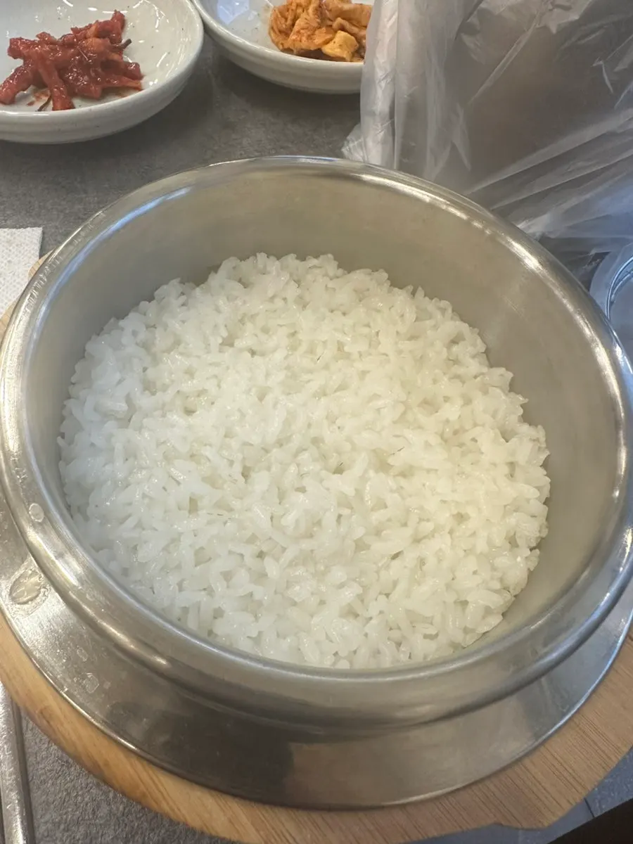 김치찌개 국물을 뜬 국자