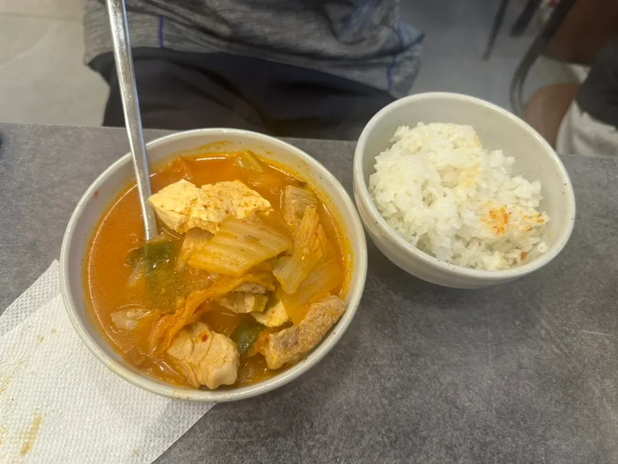 김이 오르는 솥밥