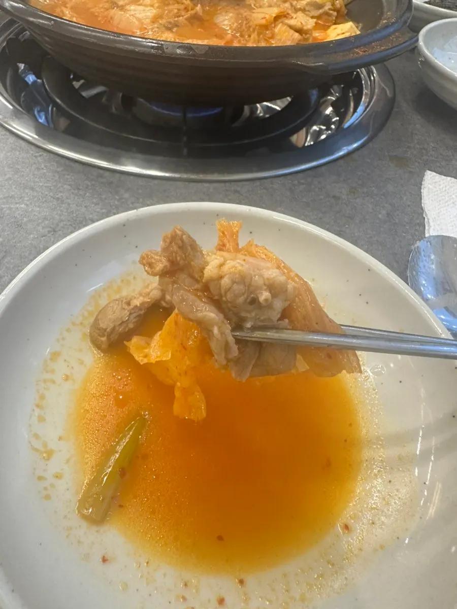 솥밥 위에 올린 김치와 고기