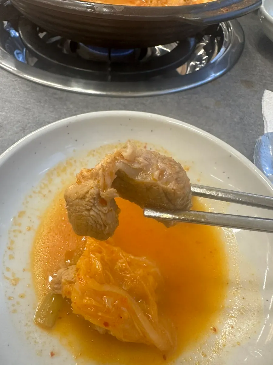 밥 한 술과 김치찌개 건더기