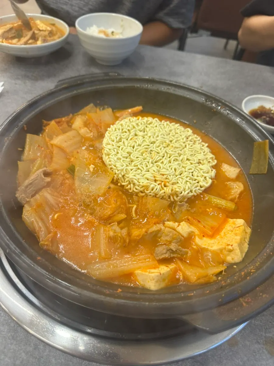 반찬과 식기류가 놓인 셀프바