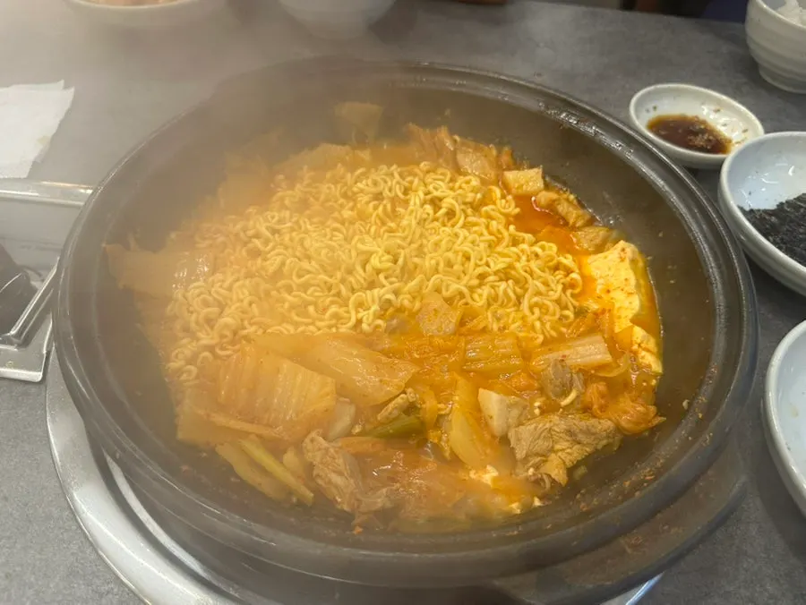 셀프바에서 가져온 무료 라면사리