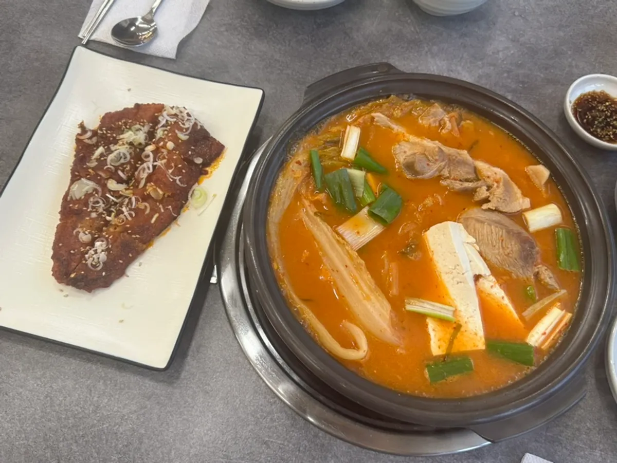 라면사리를 넣고 끓인 김치찌개