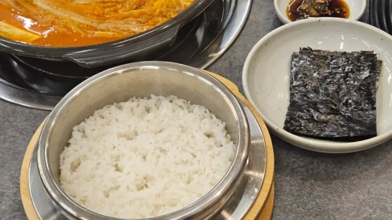 Close-up of the basic side dishes at Chung-sil Hoegwan
