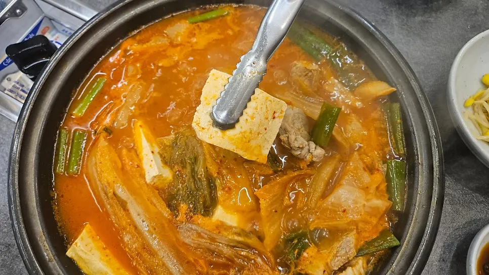 Chung-sil Hoegwan's kimchi jjigae simmering