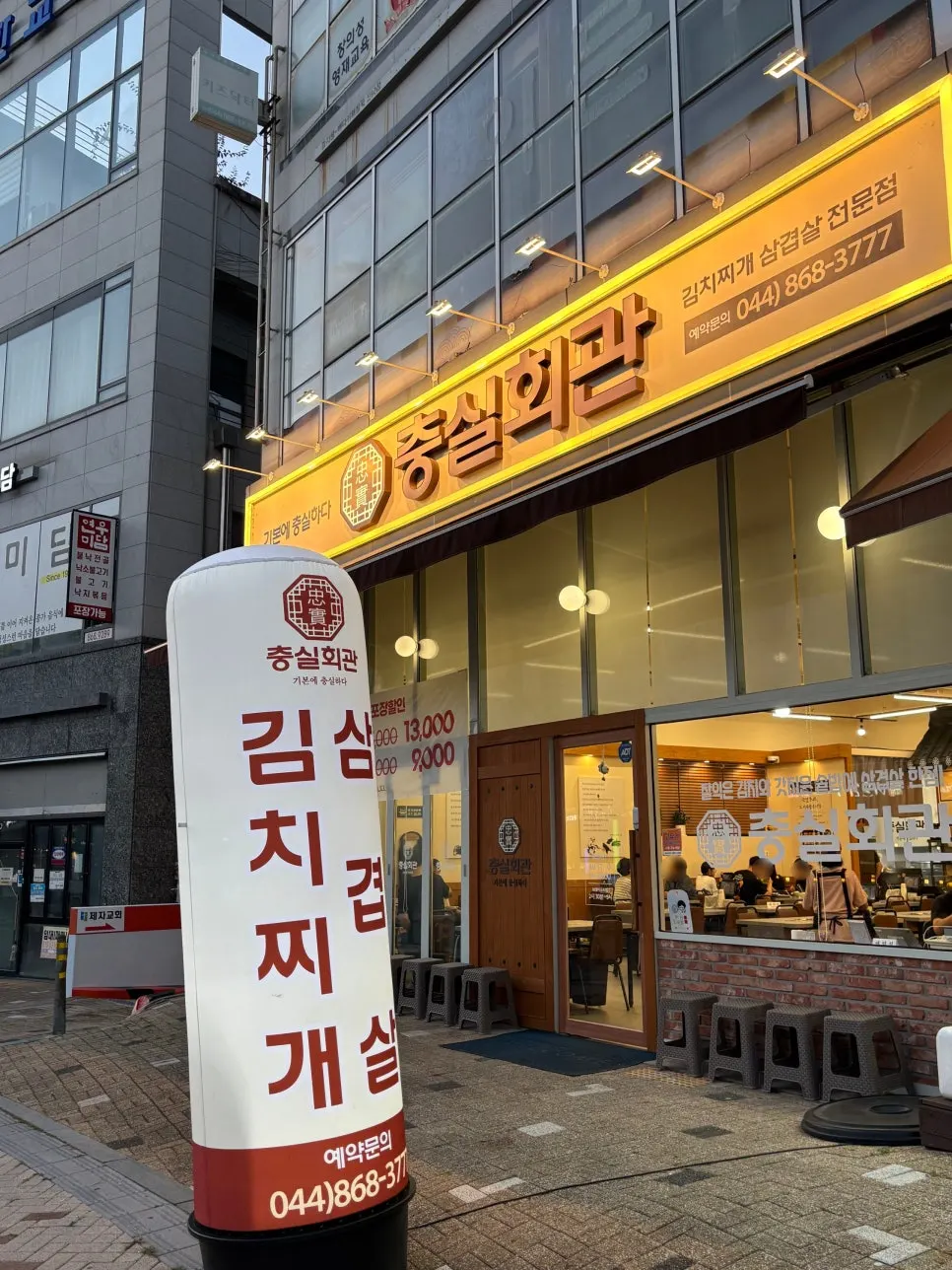 店铺旁边直连的地下停车场入口