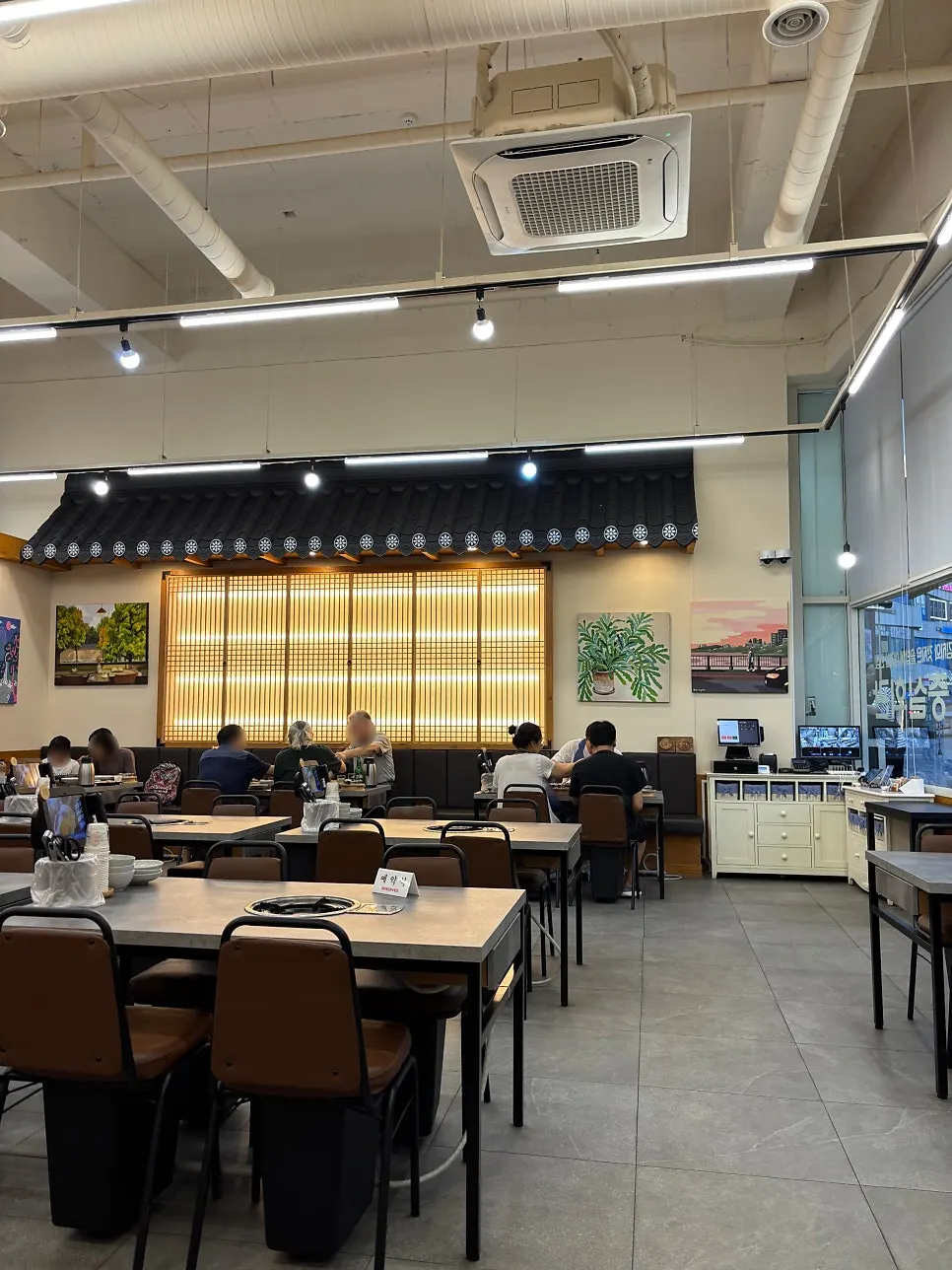 深实会馆店内餐桌全景