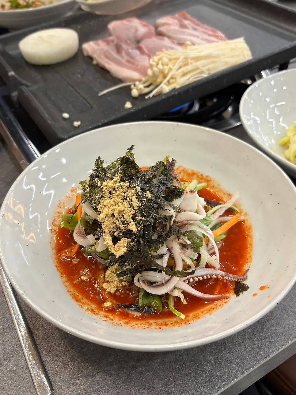 作为小菜端上来的一碗生鱼冷汤