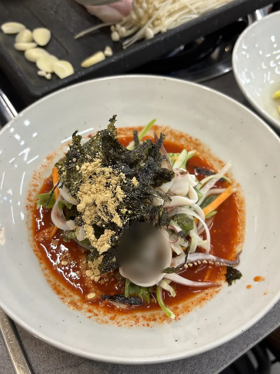 酸甜酱汁的生鱼冷汤特写