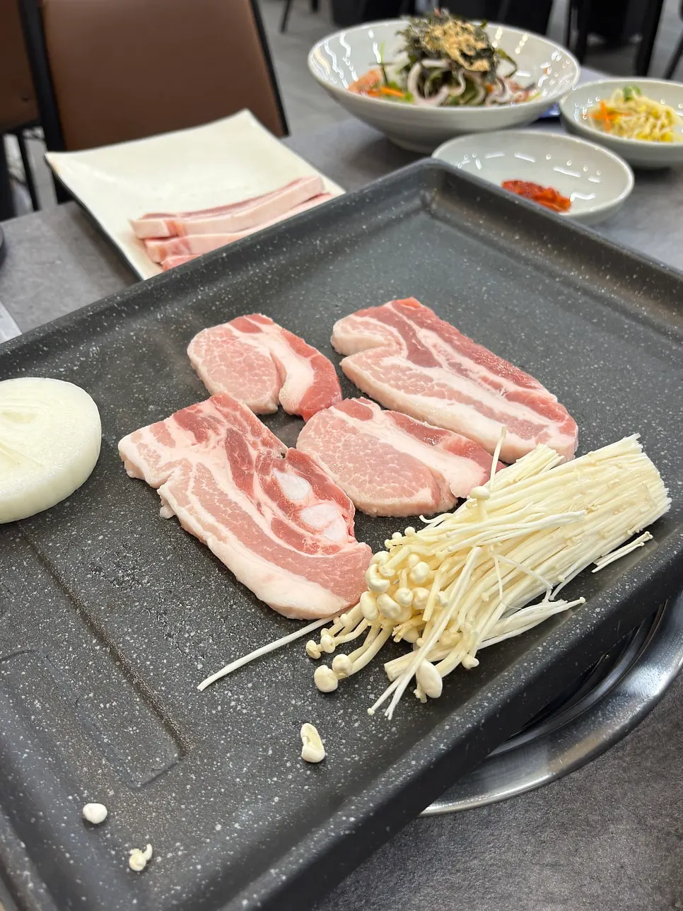 烤制前的一盘生五花肉