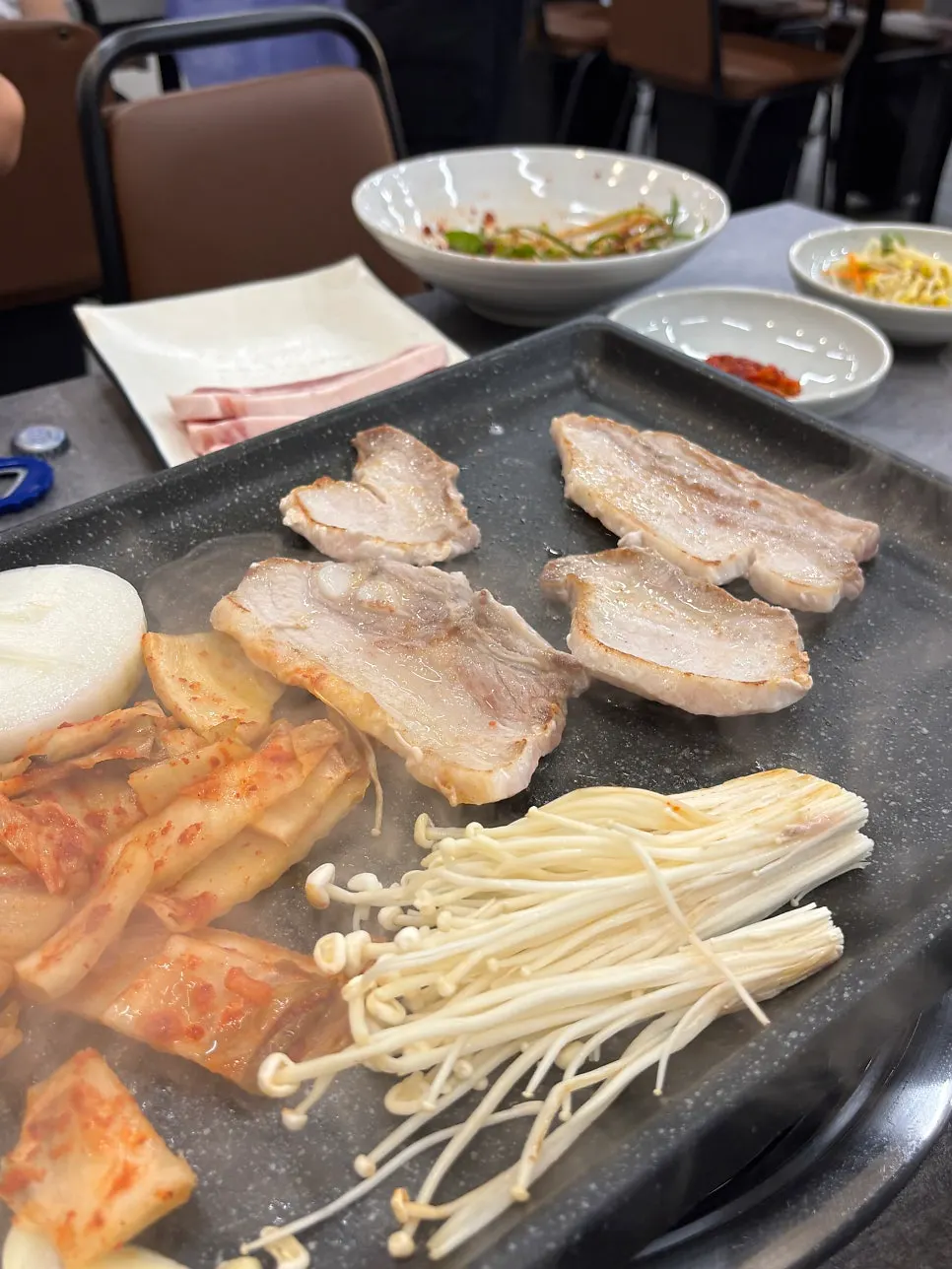 放在烤盘上的生五花肉