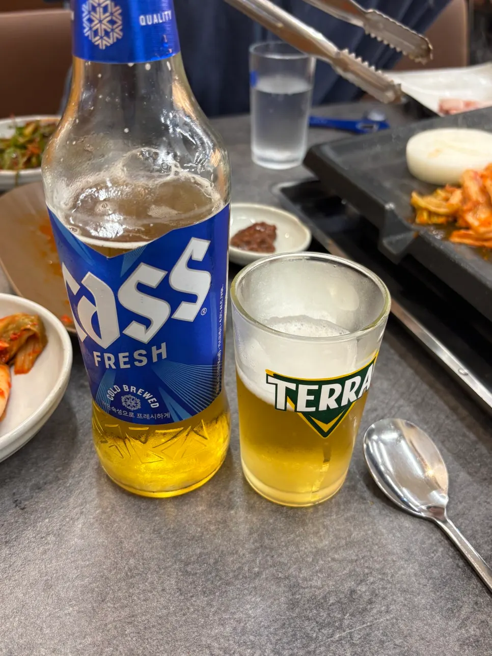 配五花肉的啤酒杯