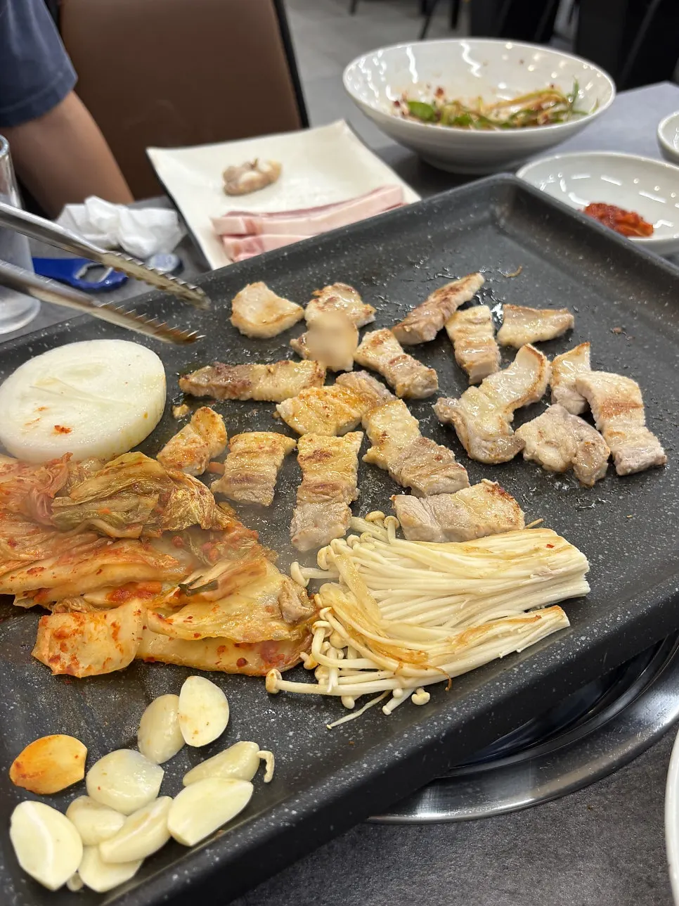 烤得金黄的五花肉和烤泡菜
