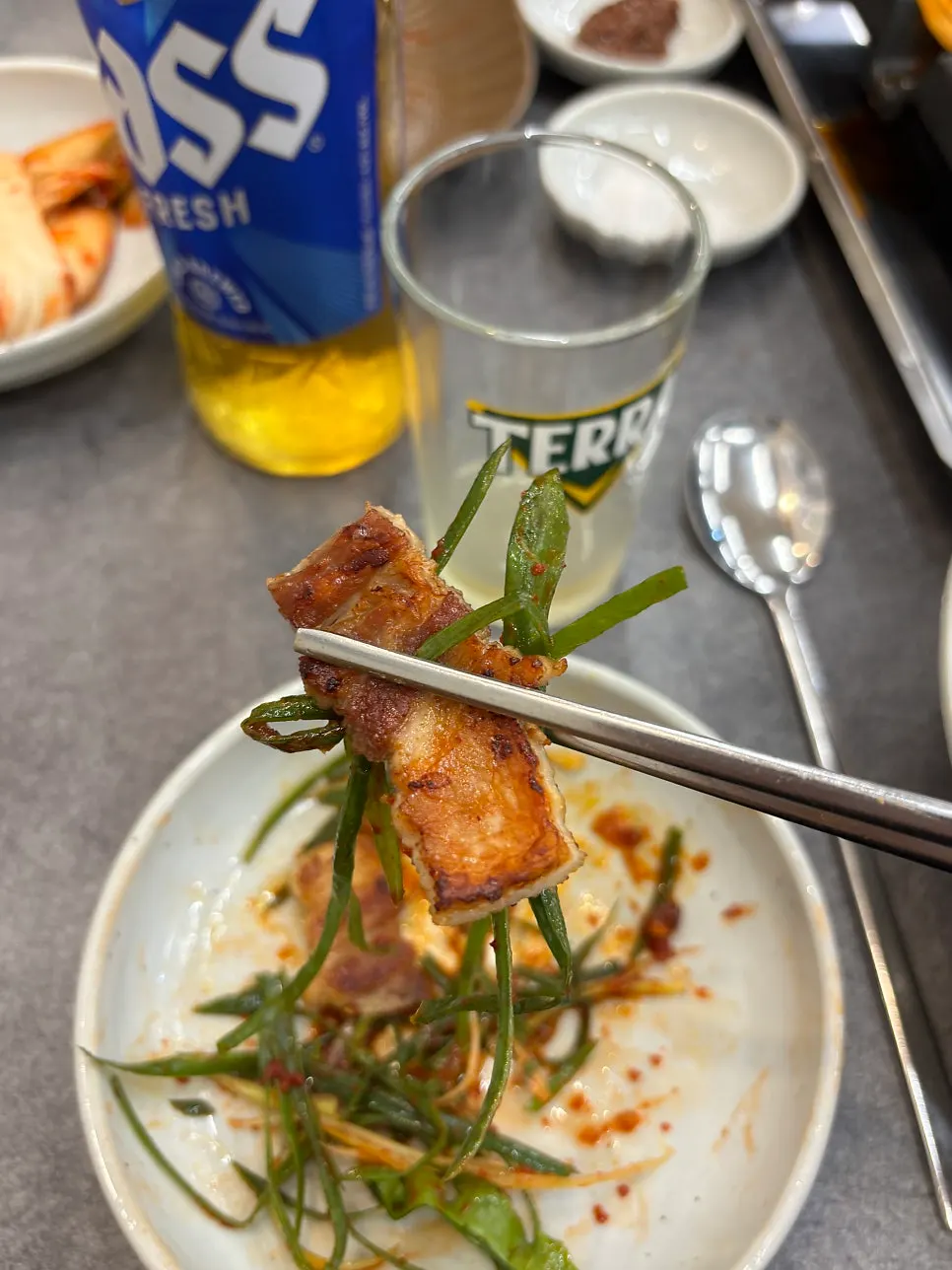 烤熟的五花肉与配菜摆在桌上