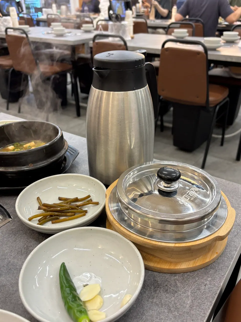 刚做好端上来的石锅饭