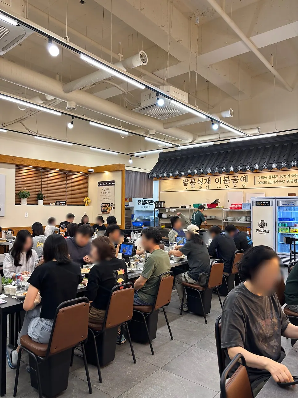 晚间几乎坐满的店内场景