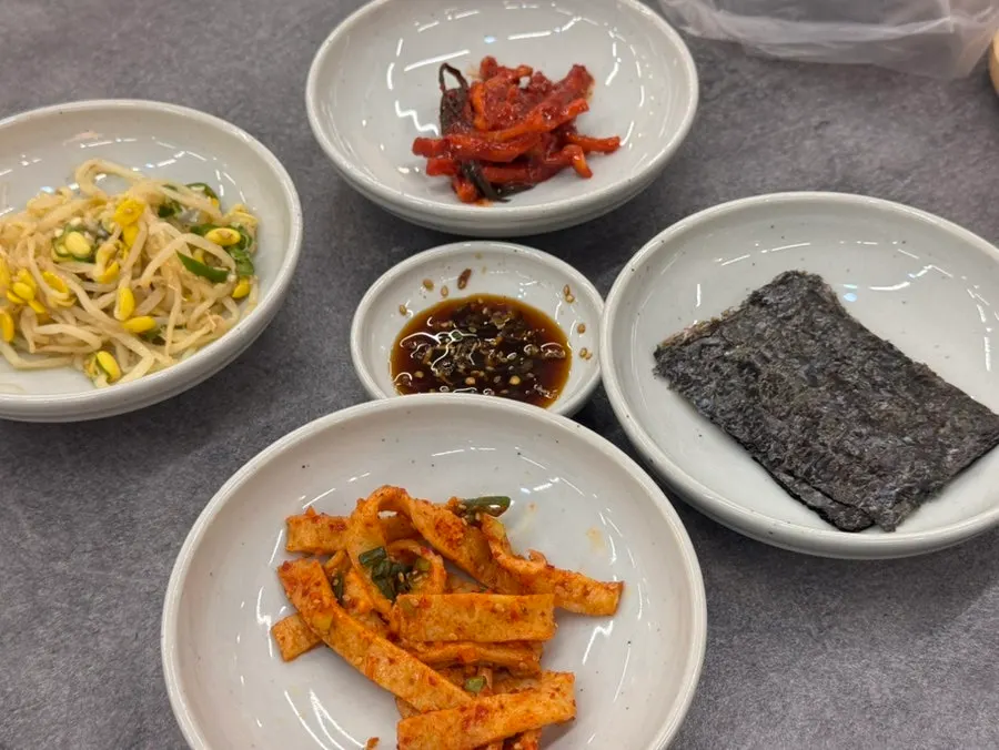 청양고추 콩나물 등 기본 반찬 한 상