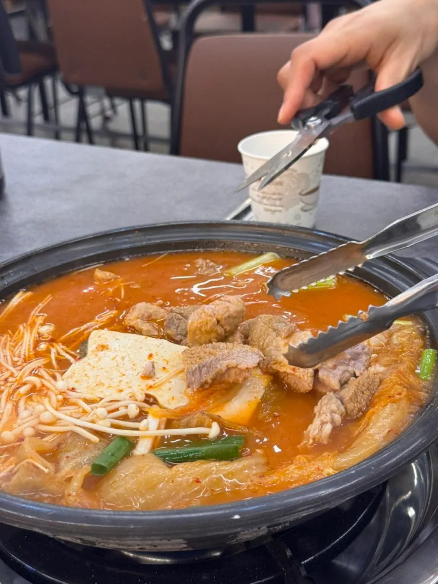 고기와 김치가 가득한 갈비 김치 전골 냄비