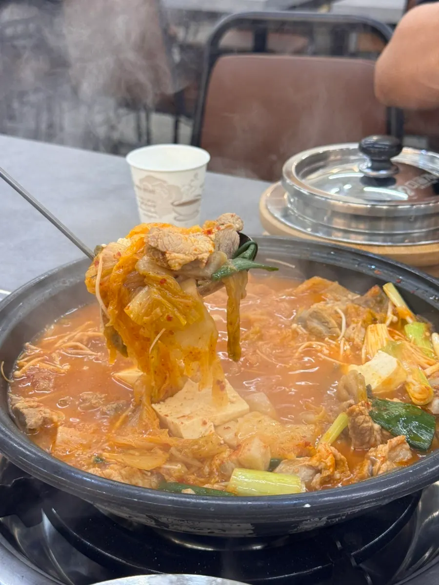 끓고 있는 갈비 김치 전골 클로즈업