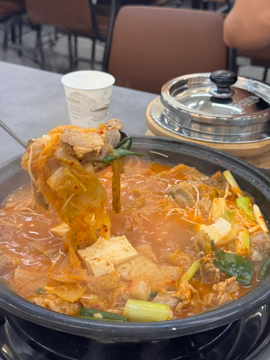 진해진 김치 전골 국물