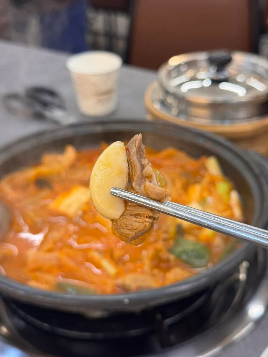 밥그릇에 가득 덜어낸 솥밥