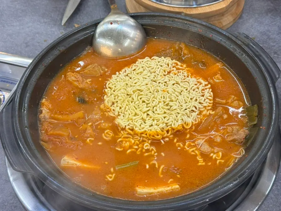 전골 속 고기와 김치