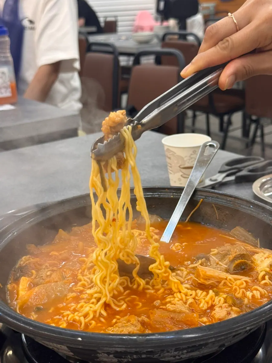 전골에 넣어 익힌 라면사리