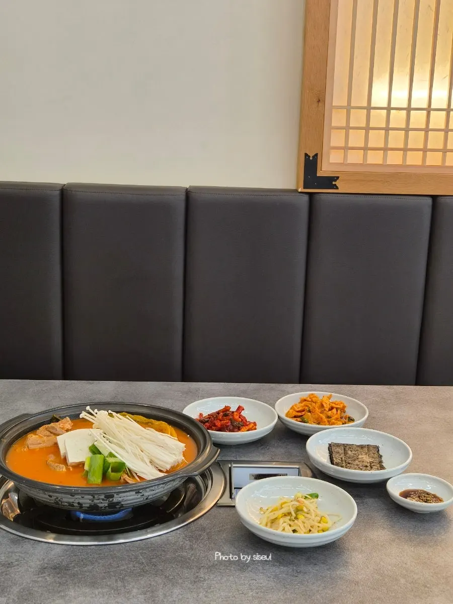 충실회관 김치찌개 한상 차림
