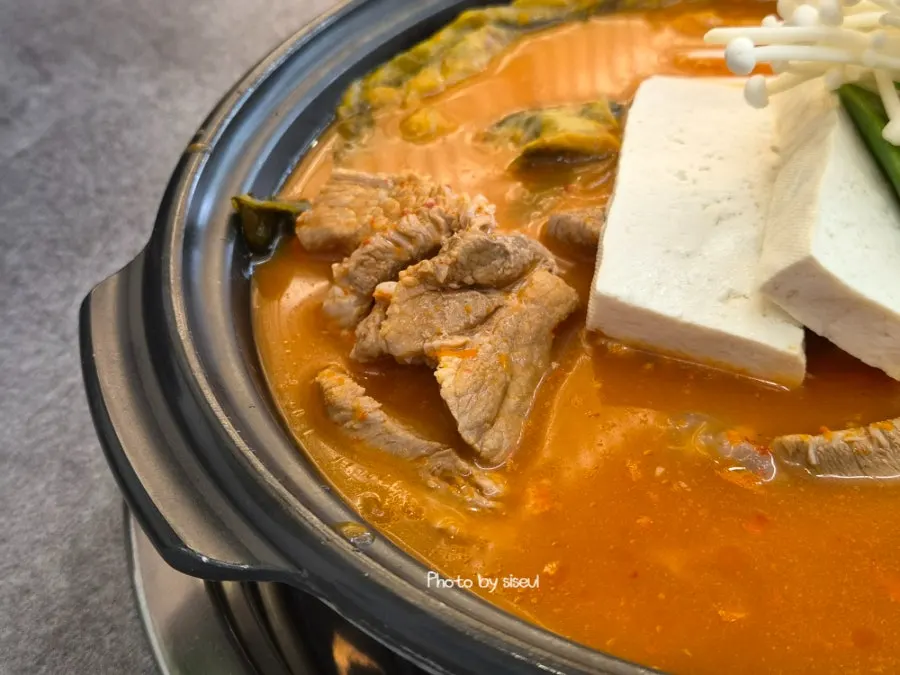 잘 익은 김치와 갈비가 담긴 냄비