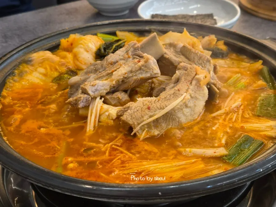 찌개에서 꺼내 쌓아 올린 갈비