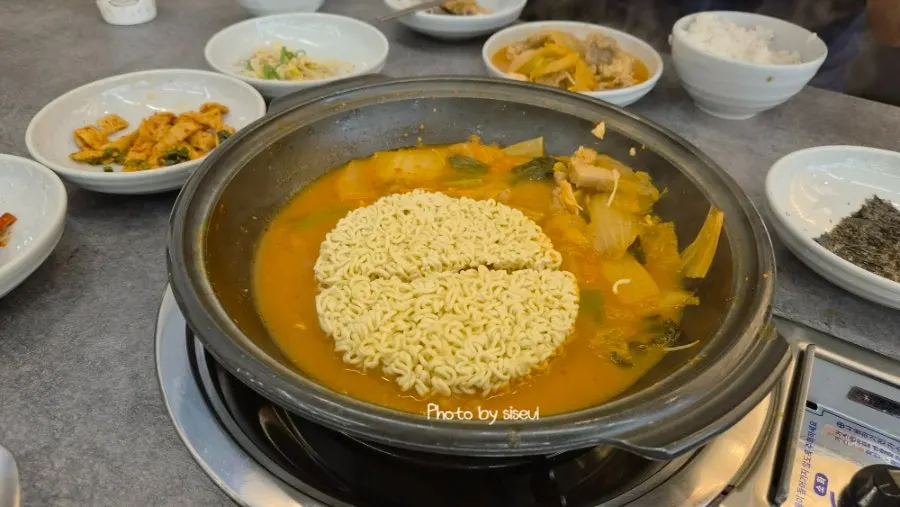 국물이 줄어든 냄비에 넣은 라면사리